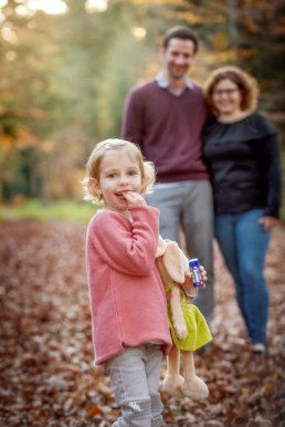 lachende Familie im Wald , Familienfoto